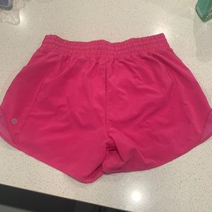 High rise 4” hotty hot lululemon size 6 EUC with a slight blemish pictured